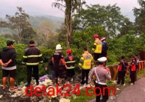 Tronton Masuk Jurang di Lembah Anai, Satu Penumpang Tewas