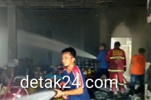 Si Jago Merah Mengamuk di Batang Anai, Sebuah Ruko Terbakar