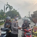Peduli Kesehatan Warga Dampak Kabut Asap, Polsek Mandau Bagikan Masker 