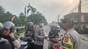 Peduli Kesehatan Warga Dampak Kabut Asap, Polsek Mandau Bagikan Masker 