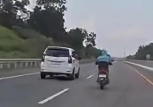 Luput dari Petugas, Pemotor Melintas di Tol Permai Pintu Kandis Tanpa Helm 
