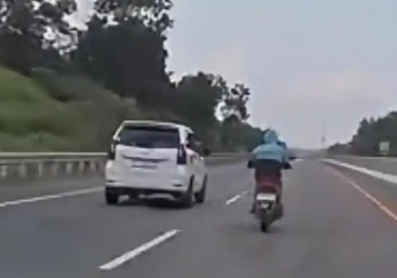 Luput dari Petugas, Pemotor Melintas di Tol Permai Pintu Kandis Tanpa Helm 