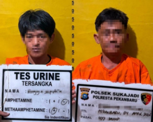 Dua Maling Terekam Kamera Angkut Seng Curian di Sukajadi Pekanbaru 