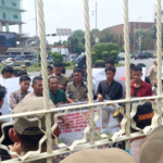 Jalan Lintas Bono Rusak Parah, Pemuda Desa Kubangan Pelalawan Geruduk Kantor Gubri