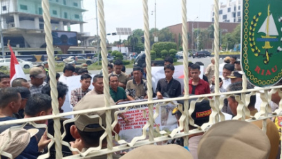 Jalan Lintas Bono Rusak Parah, Pemuda Desa Kubangan Pelalawan Geruduk Kantor Gubri