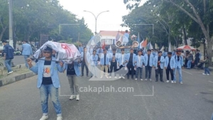 Usung Keranda, Ratusan Mahasiswa Unri Geruduk Kantor Gubernur Riau 