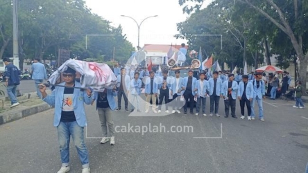 Usung Keranda, Ratusan Mahasiswa Unri Geruduk Kantor Gubernur Riau 