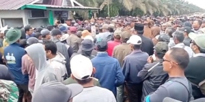Tuntut CSR dan Kemitraan, Ribuan Warga Desa Pulau Muda Pelalawan Unjuk Rasa di PKS PT THIP