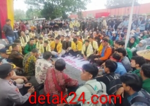 Mahasiswa Demo Gubernur Sumbar, Massa Dilarang Salat di Masjid Pemprov