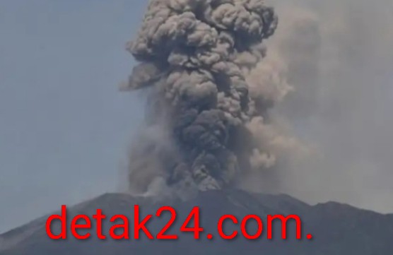 Gunung Marapi Muntahkan Abu hingga 2500 Meter, Warga Diingatkan Waspada