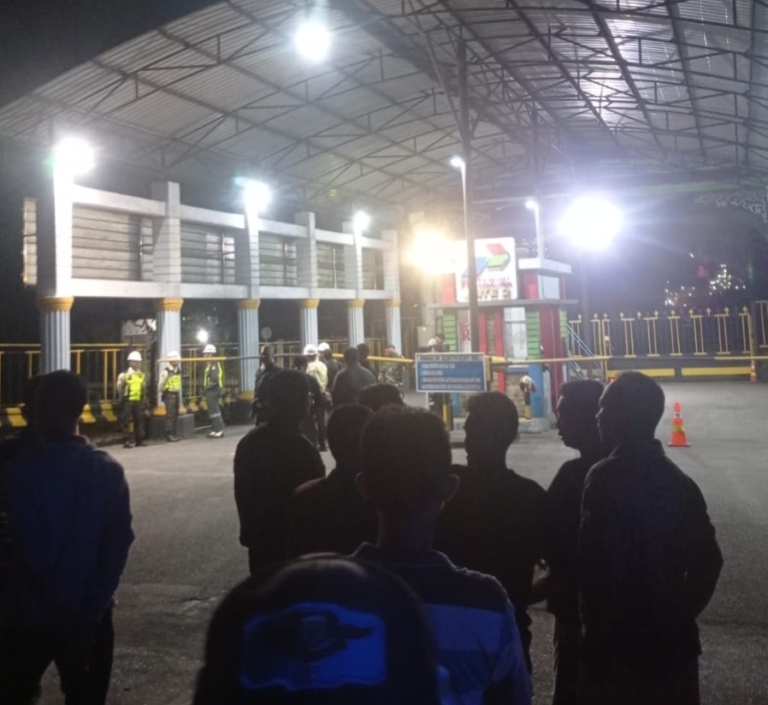 Kilang Pertamina Dumai Berdentum Kuat, Warga Panik Berhamburan 