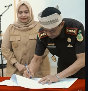 Ade Indrawan SH MH Teken Penyerahan Hibah Bangunan dan Kantor Kejari Bengkalis 