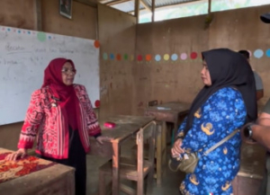 Gegara Sekolah Berdinding Triplek Viral, Wabup Kampar ‘Semprot’ Guru Honor 