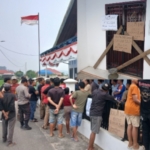 Sempat Digembok, Massa Geruduk Kantor Wali Nagari Sawah Laweh Bayang