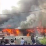Seorang Luka-luka, Rumah 12 Petak di Jalan Nilam Pekanbaru Kota Ludes Terbakar 