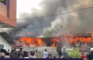 Seorang Luka-luka, Rumah 12 Petak di Jalan Nilam Pekanbaru Kota Ludes Terbakar 