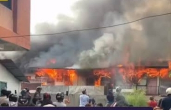 Seorang Luka-luka, Rumah 12 Petak di Jalan Nilam Pekanbaru Kota Ludes Terbakar 