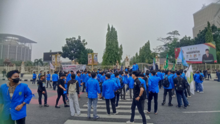 Kabut Asap Makin Pekat, HMI dan Mahasiswa UIR Geruduk Kantor Gubri