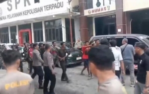 Bawa Senpi dan Sajam, Suku Anak Dalam ‘Gempur’ Mapolres Merangin Jambi